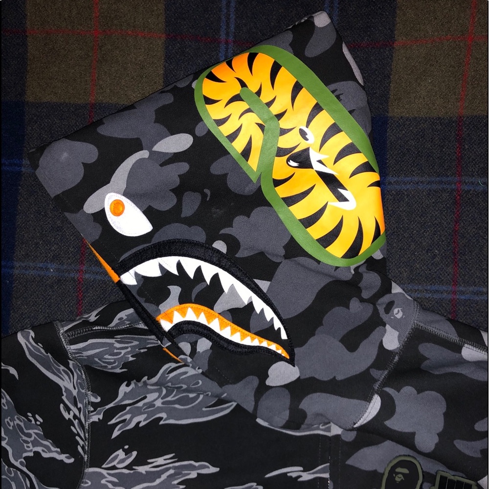 Bape X Undefeated hoodie sz XL